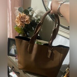 Coach Tote Derby f58660
Tiny scratching in the front see the black dot